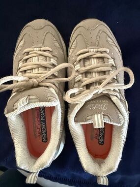 Skechers D’Lite Athletic Memory Foam Sneakers in Light Beige